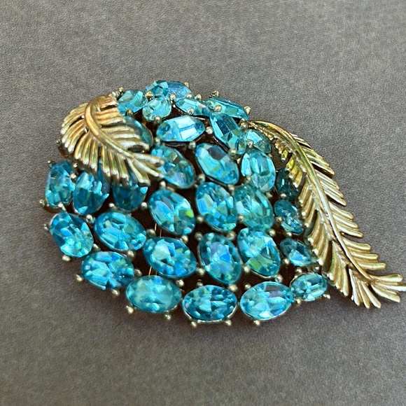 Trifari Vintage Blue Brooch with Gold Toned Fern Leaves - Picture 3 of 14